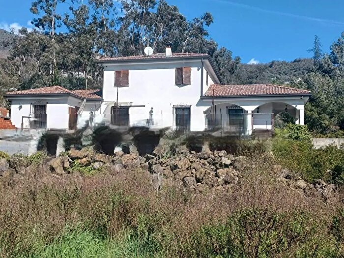 Casa con 8 locali in vendita in Isolabona