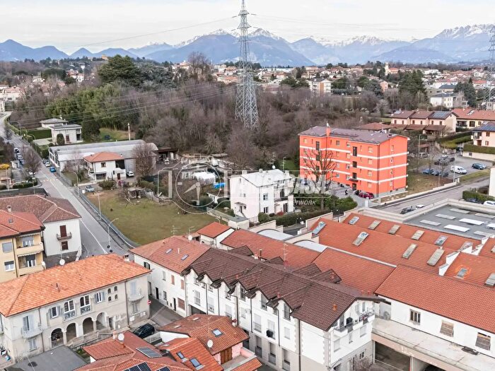 Appartamento con 6 locali in vendita in Via Mozzana, Arosio