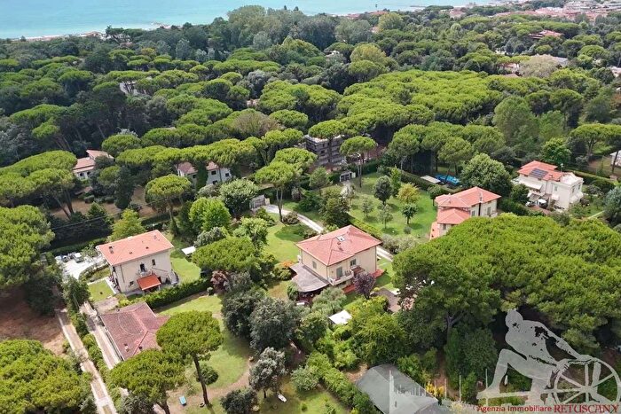 Casa con 16 locali in vendita in Massa