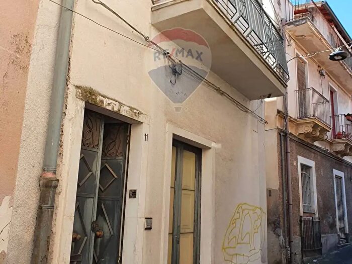 Casa con 7 locali in vendita in Paterno'