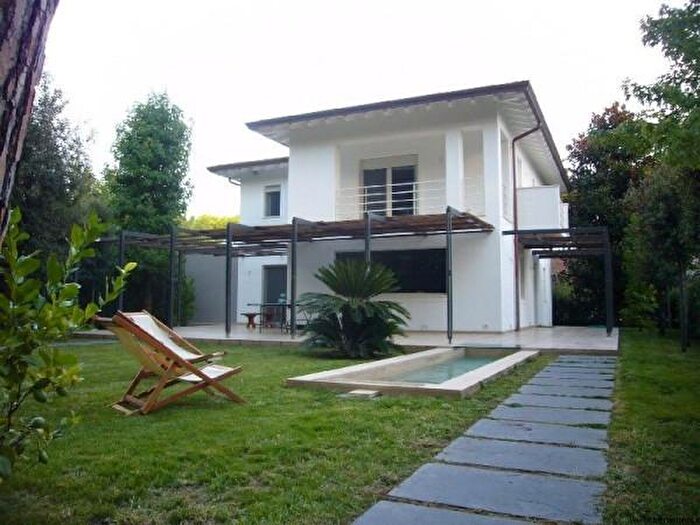 Casa quadrilocale in affitto in Forte Dei Marmi
