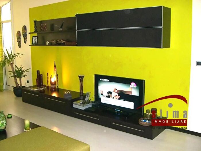 Appartamento quadrilocale in vendita in Via Lazio, Siracusa