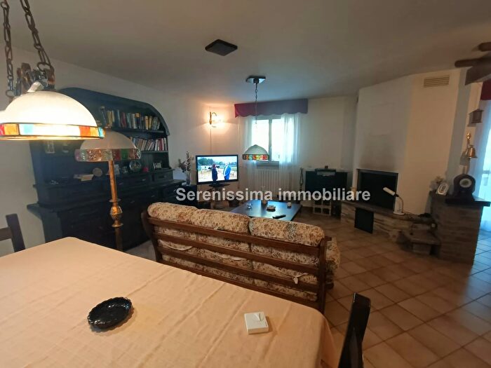 Casa con 9 locali in vendita in Vallefoglia