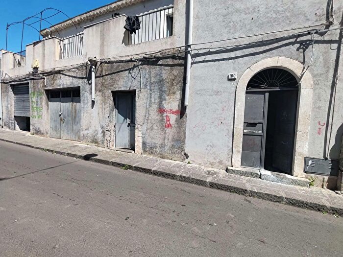 Casa con 7 locali in vendita in Catania