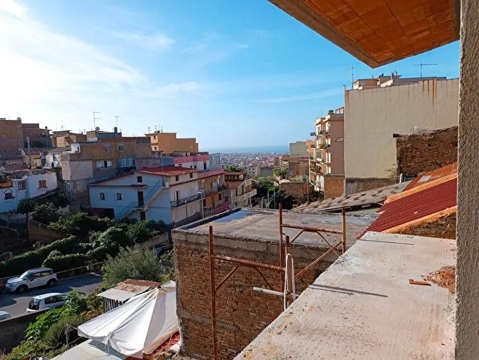 Casa con 6 locali in vendita in Reggio Calabria