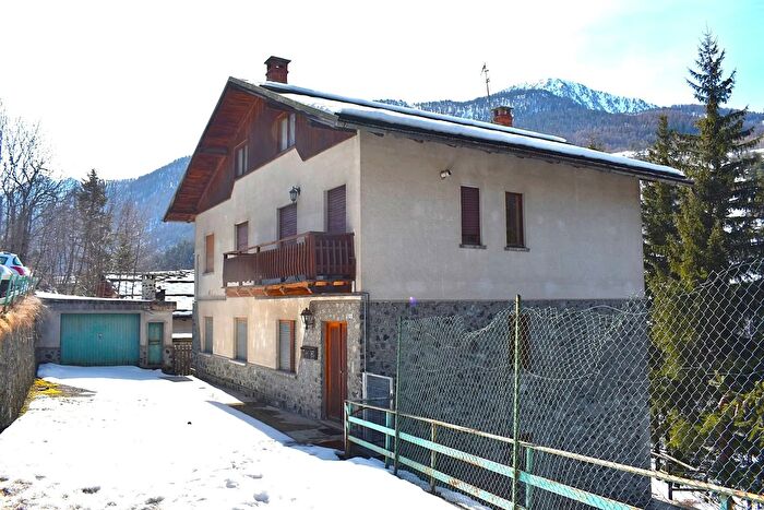 Appartamento trilocale in vendita in Via Pinerolo, Cesana Torinese