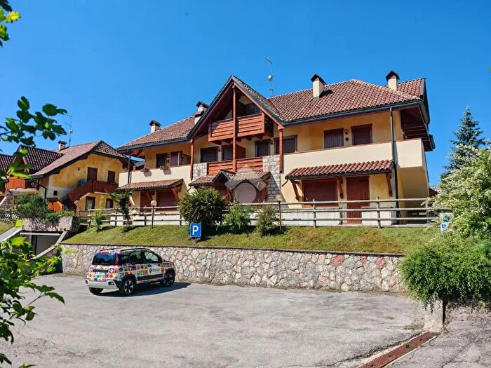 Appartamento trilocale in vendita in Via Brunialti, Roana