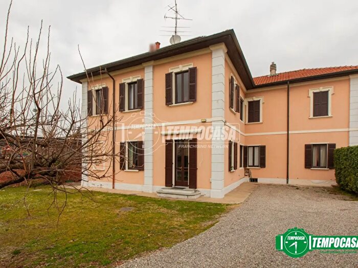 Casa con 6 locali in vendita in Via Carroccio, Magnago