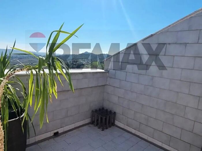 Appartamento con 5 locali in affitto in Via Giuseppe Cinnirella, Caltanissetta