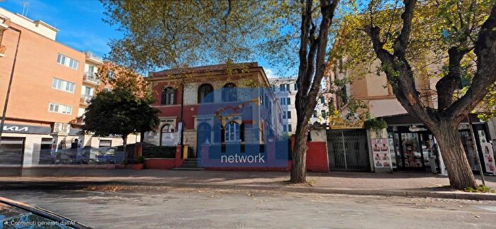 Appartamento trilocale in vendita in Viale della Marina, Roma