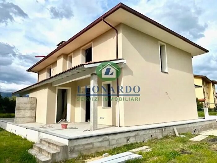 Casa con 6 locali in vendita in Massa E Cozzile