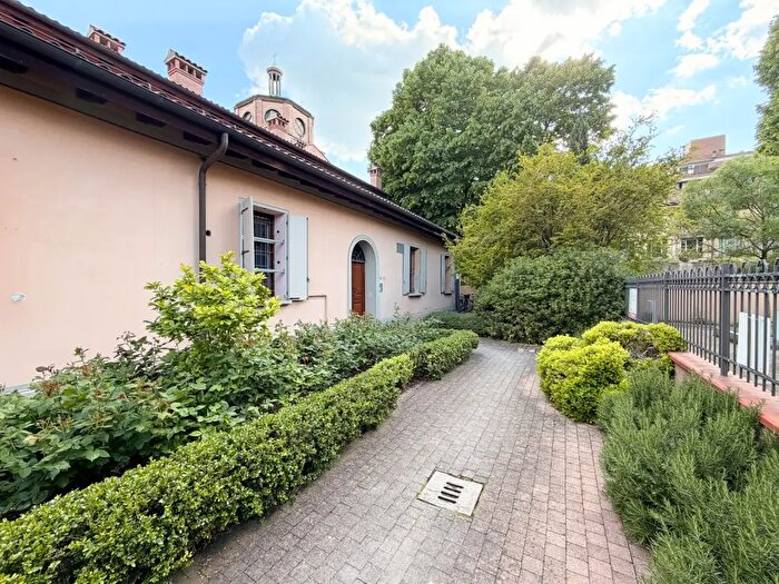 Appartamento con 5 locali in vendita in Via Azzogardino, Bologna