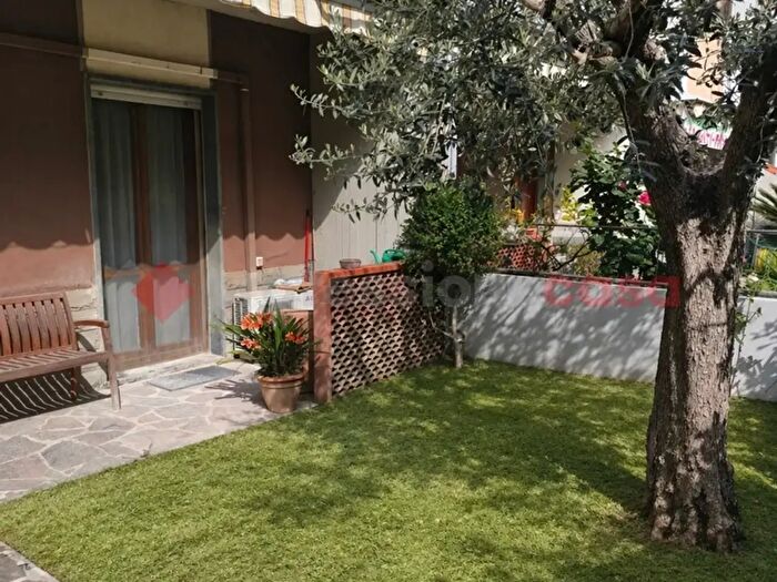 Appartamento con 5 locali in vendita in Piazza Aldo Moro, Campi Bisenzio