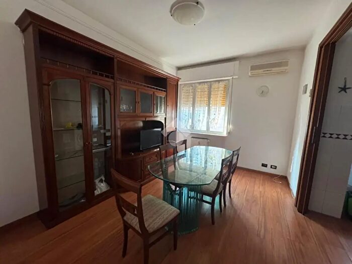 Appartamento con 8 locali in affitto in Via Nino Ronco, Genova