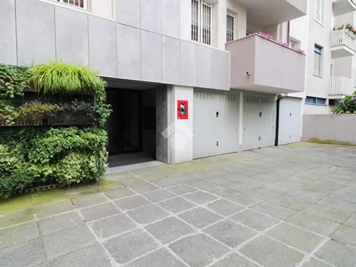 Appartamento quadrilocale in affitto in Via Pasta, Milano