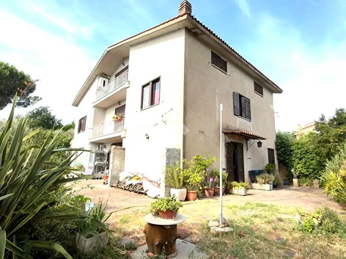Casa con 8 locali in vendita in Via delle Grotte, Morlupo