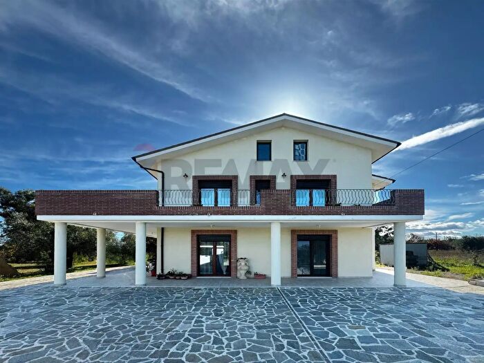 Casa con 16 locali in vendita in Contrada Bavi, Ortona