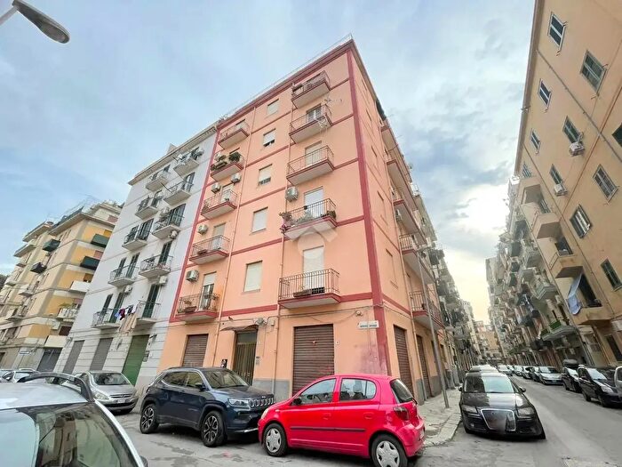 Appartamento quadrilocale in vendita in Via Antonio Lavaggi, Palermo