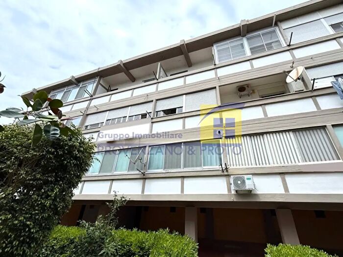 Appartamento trilocale in vendita in Largo a Avogadro, Brindisi