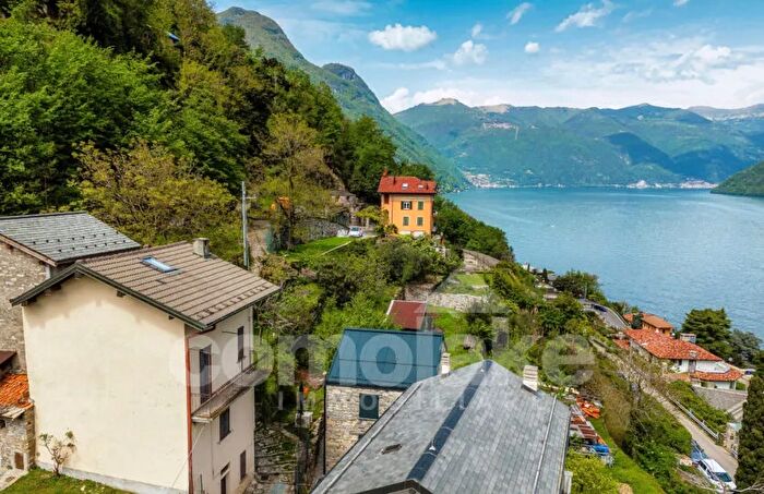 Casa quadrilocale in vendita in Via Santa Laura Laglio Borgo Centro Storico Fronte Lago Panoramico Residenziale, Laglio