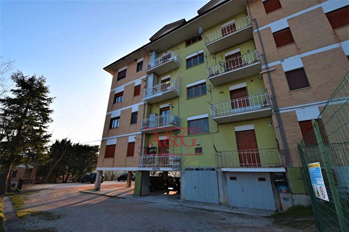 Appartamento con 7 locali in vendita in Via Aldo Moro, Amandola