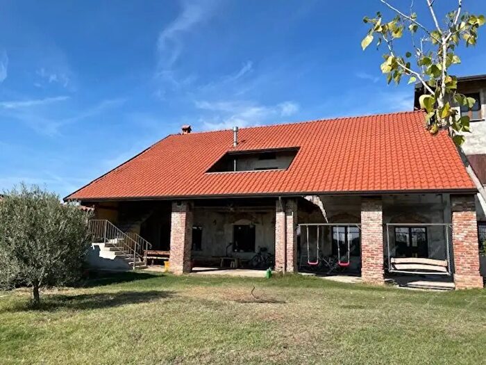 Casa con 10 locali in vendita in Cerano