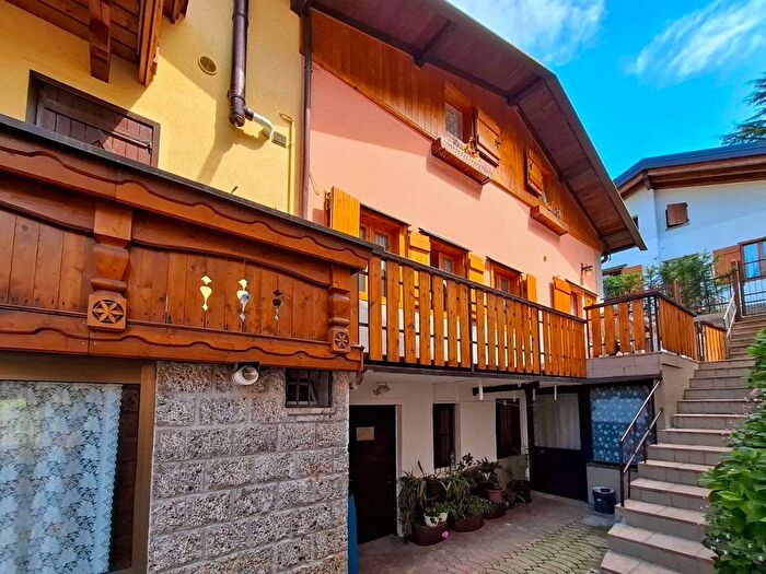 Casa trilocale in vendita in Via Locatelli, Castione Della Presolana