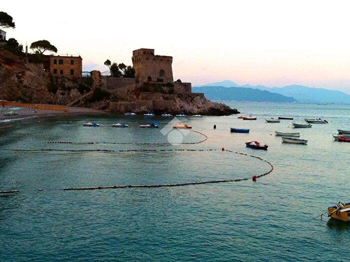 Appartamento trilocale in vendita in Via Marina, Maiori