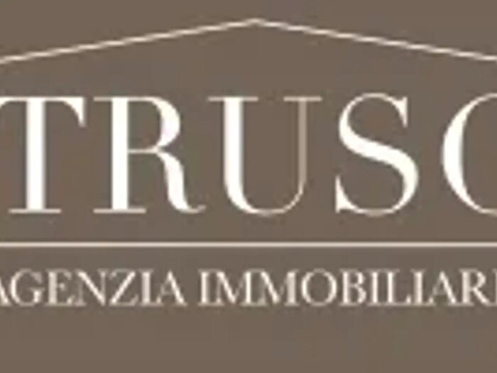 Casa con 7 locali in vendita in Arezzo