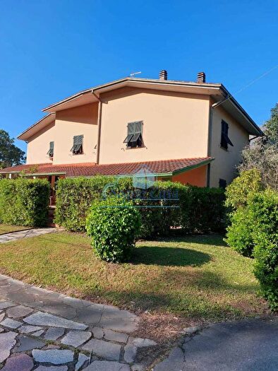 Casa con 6 locali in vendita in Ameglia