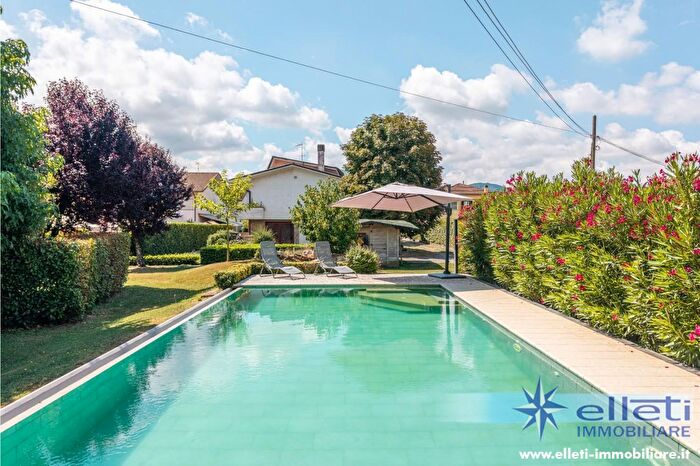 Casa con 12 locali in vendita in Lucca