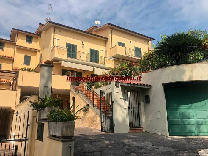 Casa con 7 locali in vendita in Via Ponte di FerroVelletri, Velletri