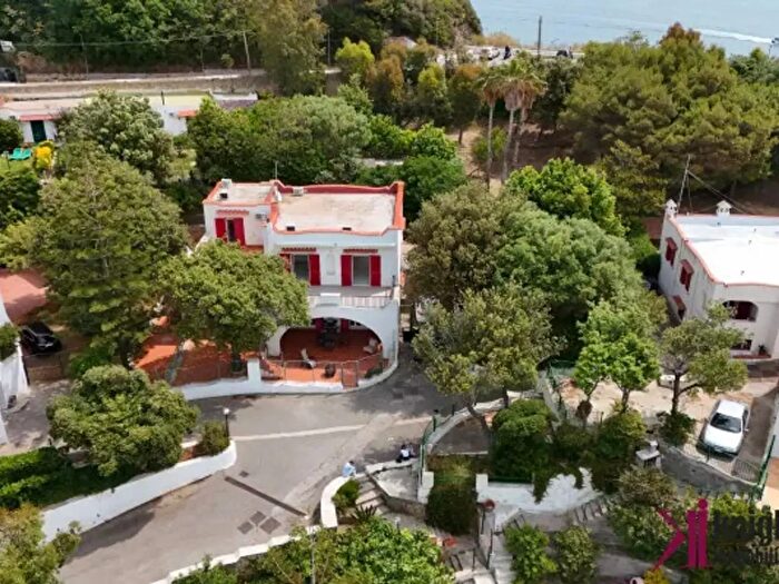 Casa con 6 locali in vendita in Via Faro, Bacoli