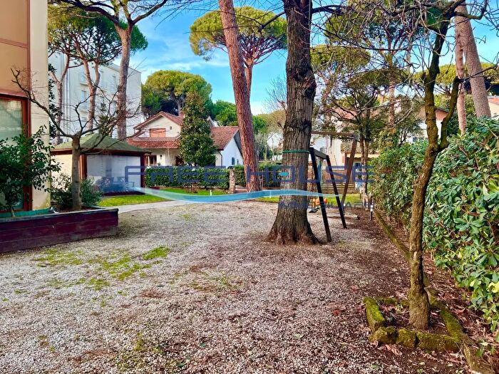 Appartamento con 8 locali in affitto in Vialetto Ortigara, Cervia