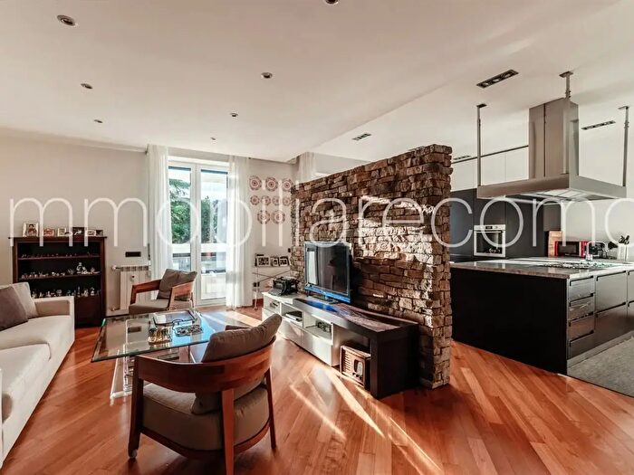 Appartamento trilocale in vendita in Via Manzoni, Como