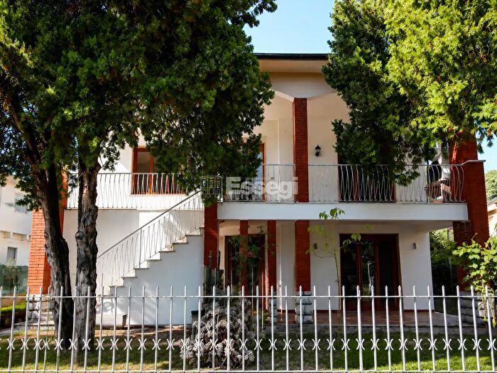Casa con 10 locali in vendita in Via Teresa Bandettini, Lucca