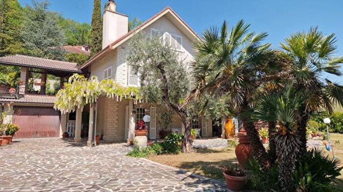 Casa con 6 locali in vendita in Via Paolo Cugnini, Teramo