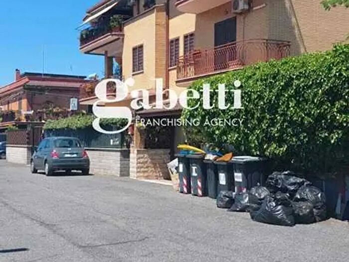 Appartamento trilocale in vendita in Via Torremaggiore, Roma