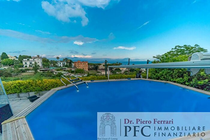 Appartamento con 11 locali in vendita in Napoli