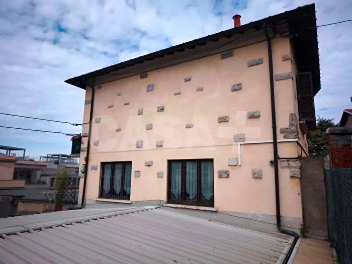 Appartamento trilocale in vendita in Via Amendola, Varese