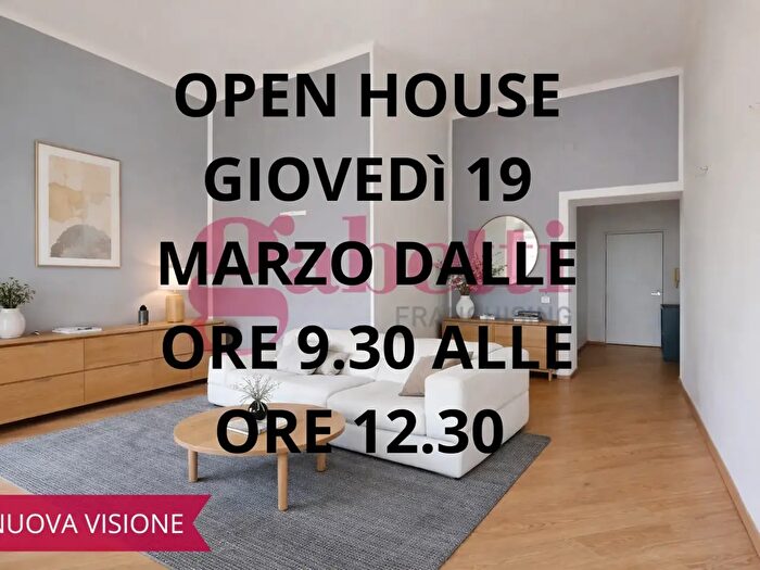 Appartamento trilocale in vendita in Piazza Cavour, Napoli