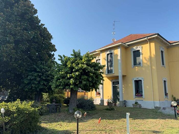 Appartamento bilocale in affitto in Via Trieste, Casorate Sempione