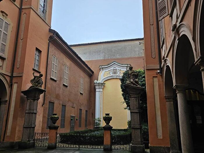 Appartamento trilocale in affitto in Via Defendente Sacchi, Centro Storico, Pavia