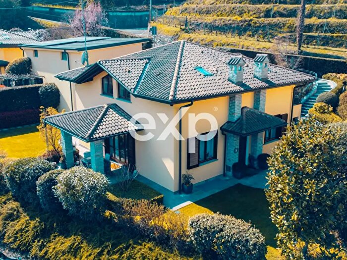 Casa con 11 locali in vendita in Montano Lucino