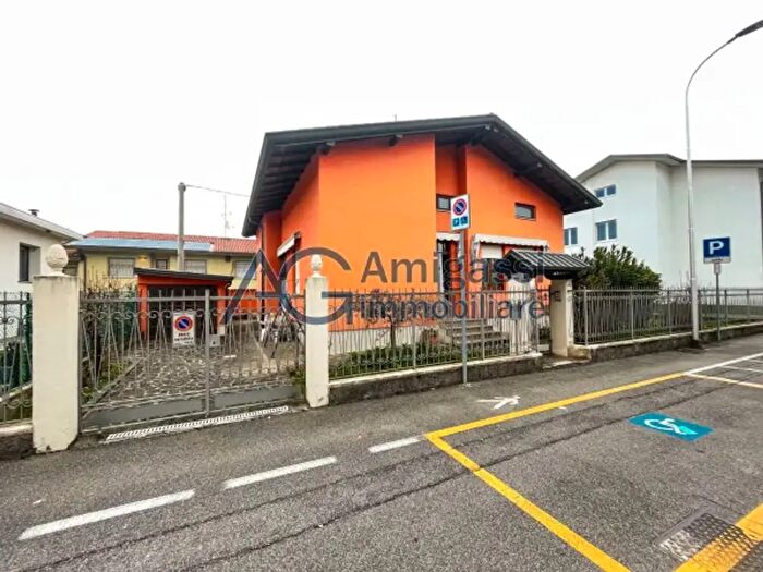 Casa con 6 locali in vendita in Via Gran San Bernardo, Seriate
