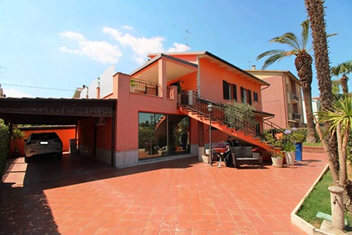 Appartamento quadrilocale in vendita in Via Alessandro Manzoni Montecosaro, Montecosaro