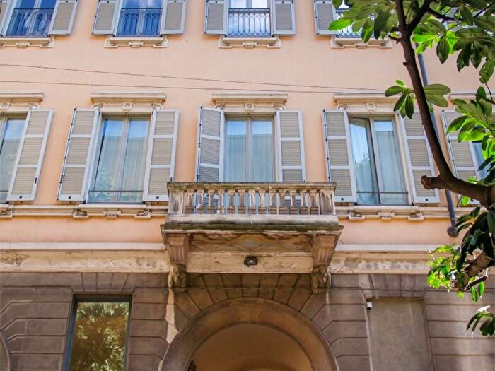 Appartamento trilocale in affitto in Via Nerino, Carrobbio, Milano