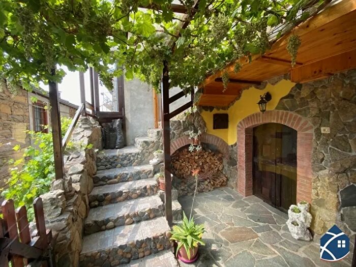 Casa con 6 locali in vendita in Pinasca