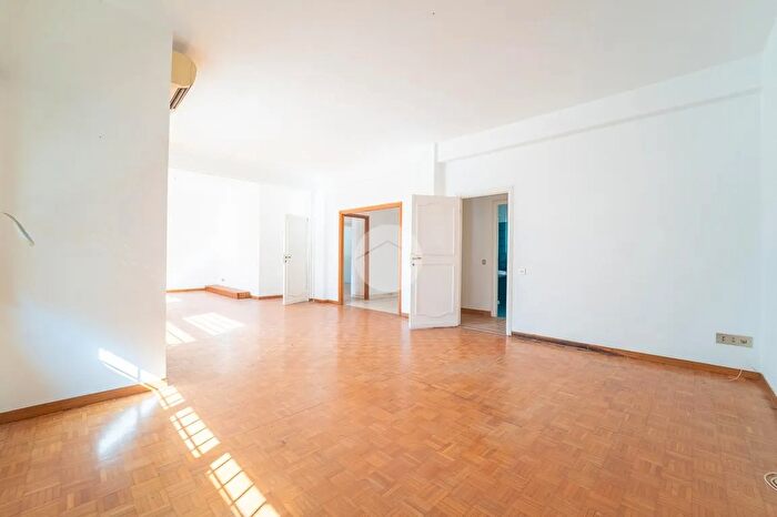 Appartamento trilocale in vendita in Via Canino, Roma