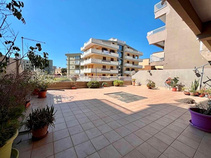 Appartamento con 6 locali in vendita in Via Alcibiade, Siracusa